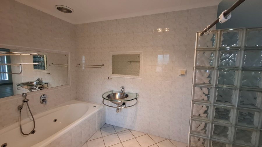 4 Bedroom Property for Sale in Menkenkop Western Cape